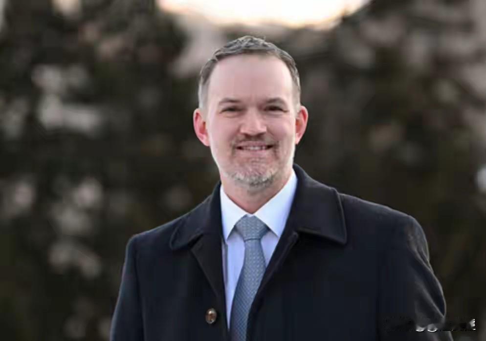 美国贸易代表格里尔说了，特朗普和中国签订的贸易协议有效。这时候特朗普报复世界，