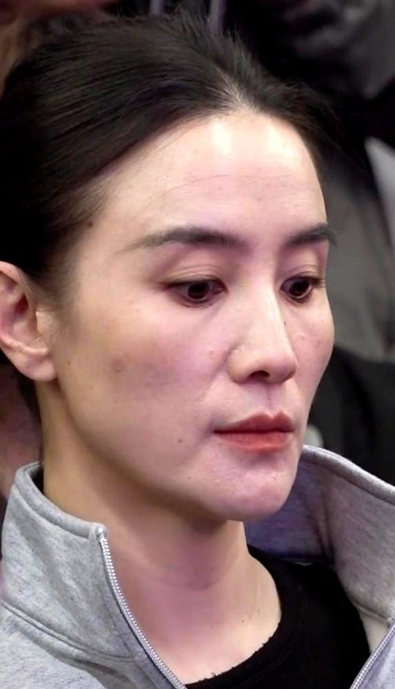 宋佳这是咋了？瘦得快认不出了！前阵子在巴黎时装周，她还是一头利落短发配浅色系