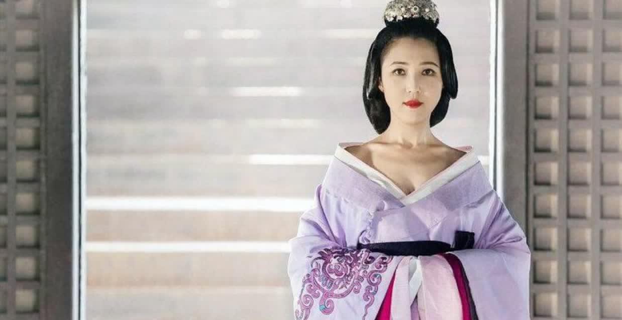 1863年，张之洞与妻子发生争吵。不料，他一怒之下，竟然将妻子活活踢死。他连夜写