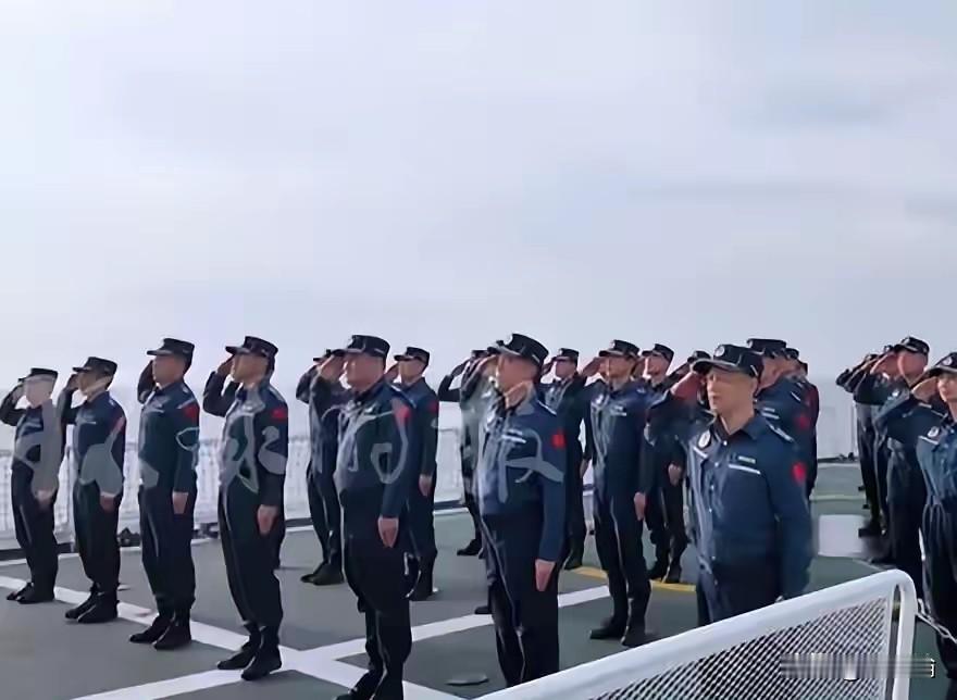 国庆黄岩岛升旗，海警大船镇场子！十月一号这天，咱中国在黄岩岛升了国旗。根据《