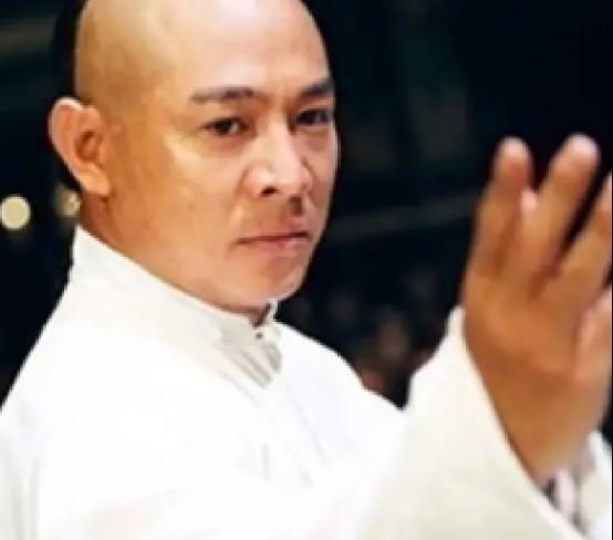 1994年，日本记者质问李连杰：“南京大屠杀死了30万人，你们一个个数的吗？”李