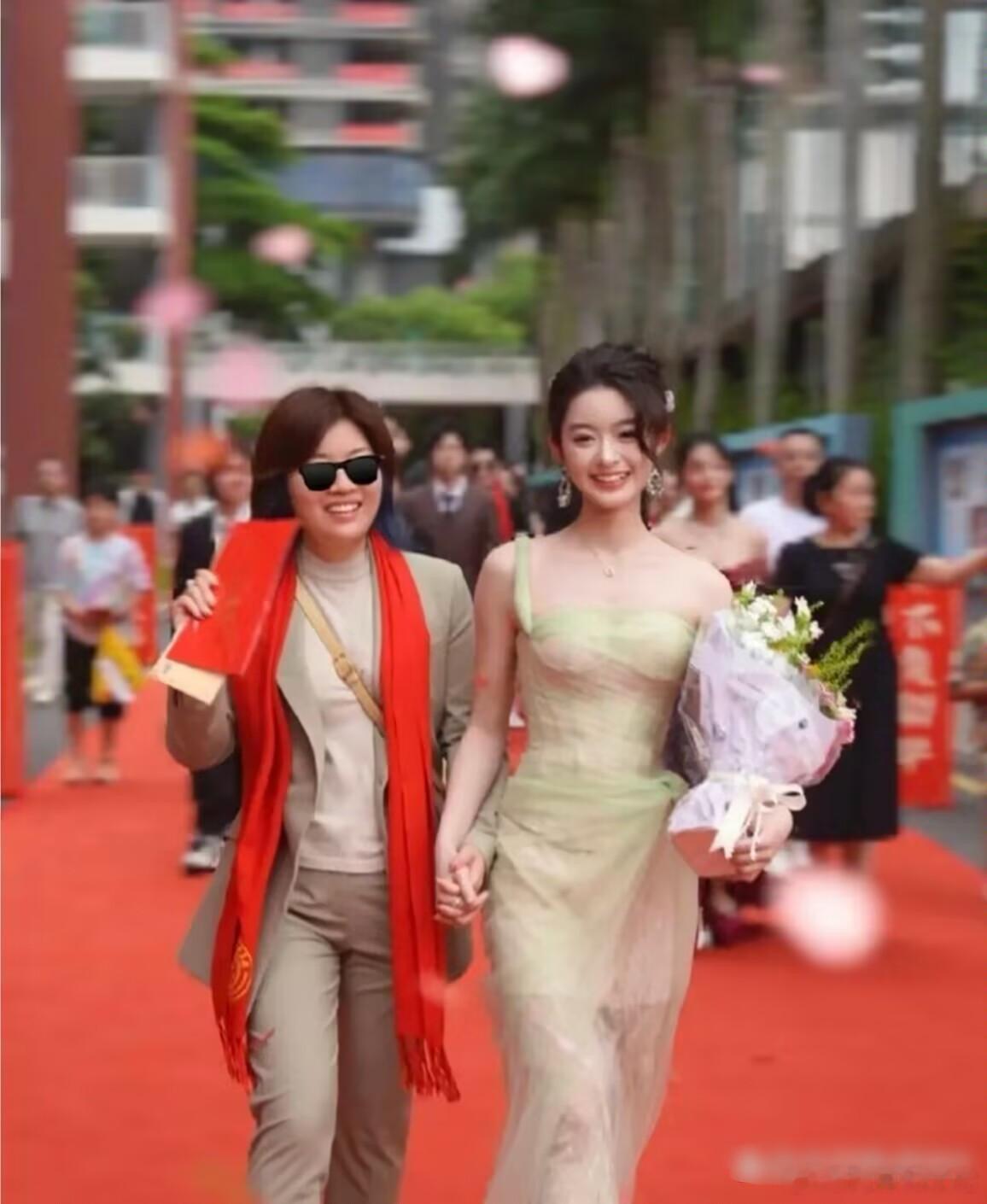 我一直以为黄杨钿甜的名字是因为爸爸姓黄，妈妈姓杨，结果网友一扒才知道，黄杨钿甜