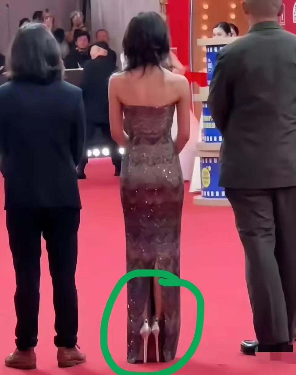 真不明白，鞋跟这么高，她能站着吗？还不如踩个高跷呢[捂脸哭]天天顶个假面目