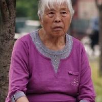 我们小区的李奶奶自从老伴去世后，一个人孤立无依，最近听说：她大儿子争着让她去北京