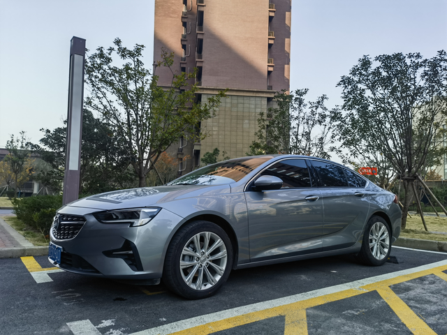 都说有个破君威买来一年跑了一万八表显综合油耗7.6保养2次剐蹭也不少前