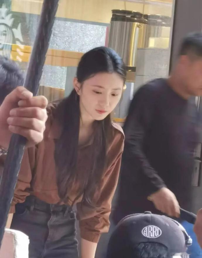 刘浩存生图惊艳众人！亲眼所见比照片美太多，妆容精致无粉感，直观之美超吸睛，镜头真