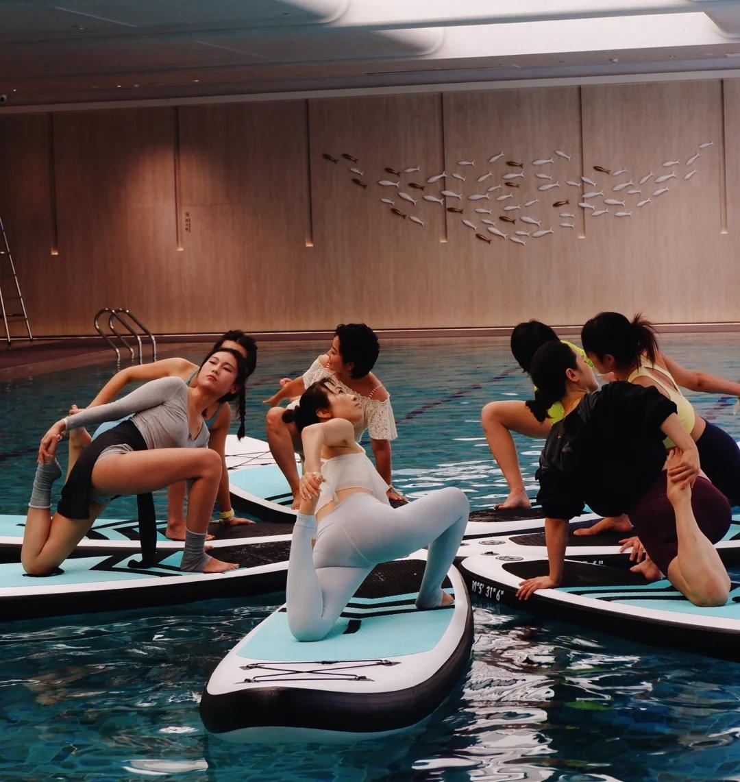 🏊‍♀️把泳池变成漂浮禅房｜室内桨板瑜伽颂钵谁懂啊，原来室内也能长出这么安静
