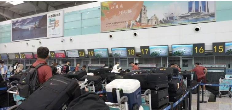 前几天国足又被带了一波什么行李多的节奏国家队出行带这些不太正常了，只怪中国有些