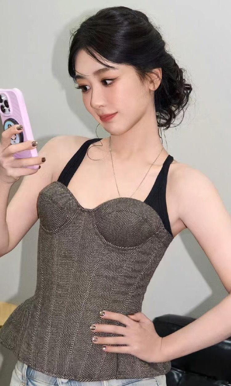 小杨紫看什么呢给我看看毕竟他们老说我黑你你也来看看我怎么黑你的哈哈哈挺圆乎的啦