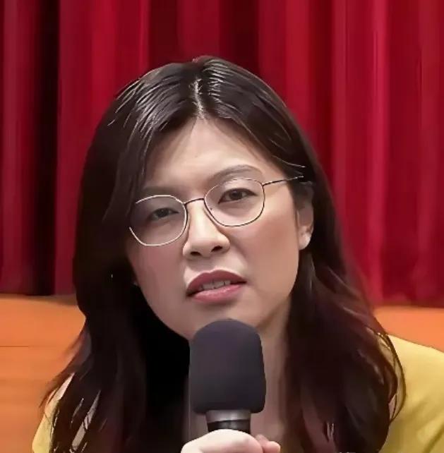 郑丽文的清醒，真的不简单。她刚当选就被有心人挑刺，绿营还放话可能打压，她倒好