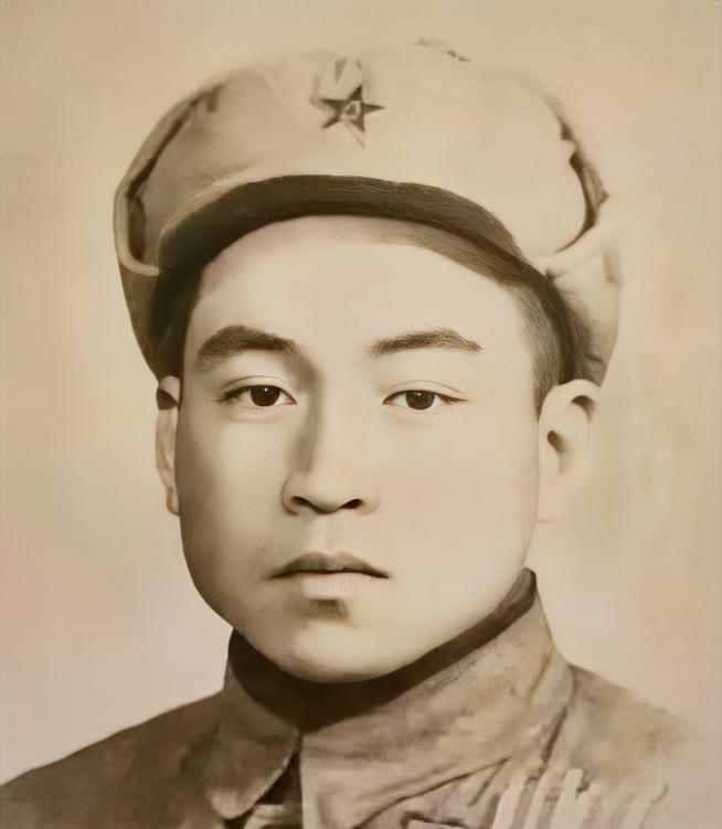 1951年，美军俘虏了一个17岁的志愿军战士，美军用电话线把他捆住，连夜拉去领赏