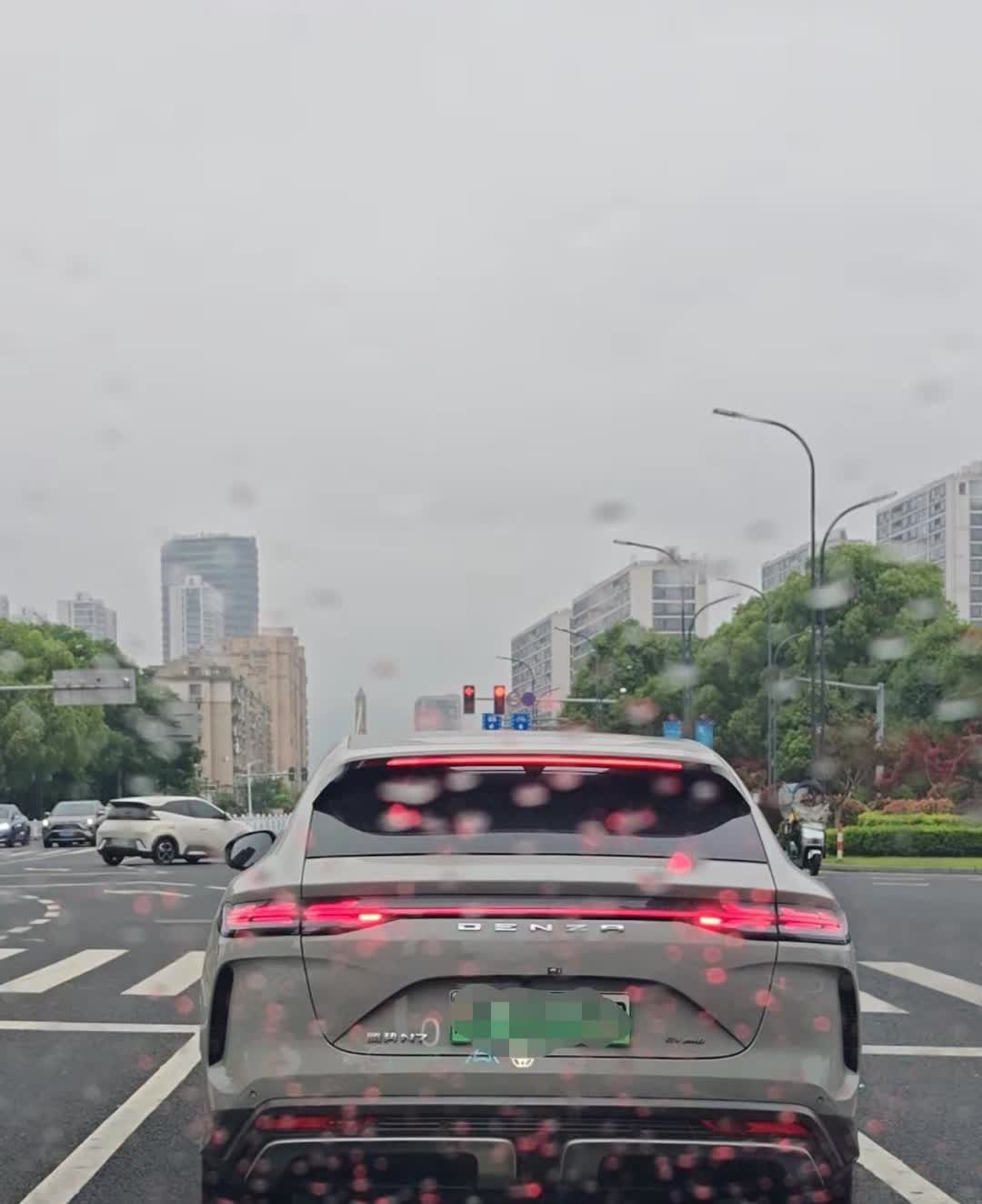 腾势汽车尾灯。腾势尾灯设计的进化之路个人感觉腾势汽车的尾灯一直非常好看，从N7的