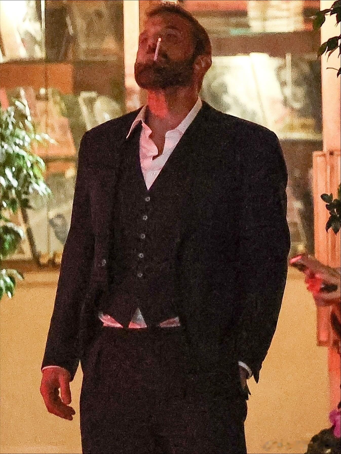 近日，“大本”本·阿弗莱克（BenAffleck）在洛杉矶日落塔酒店外插袋仰头