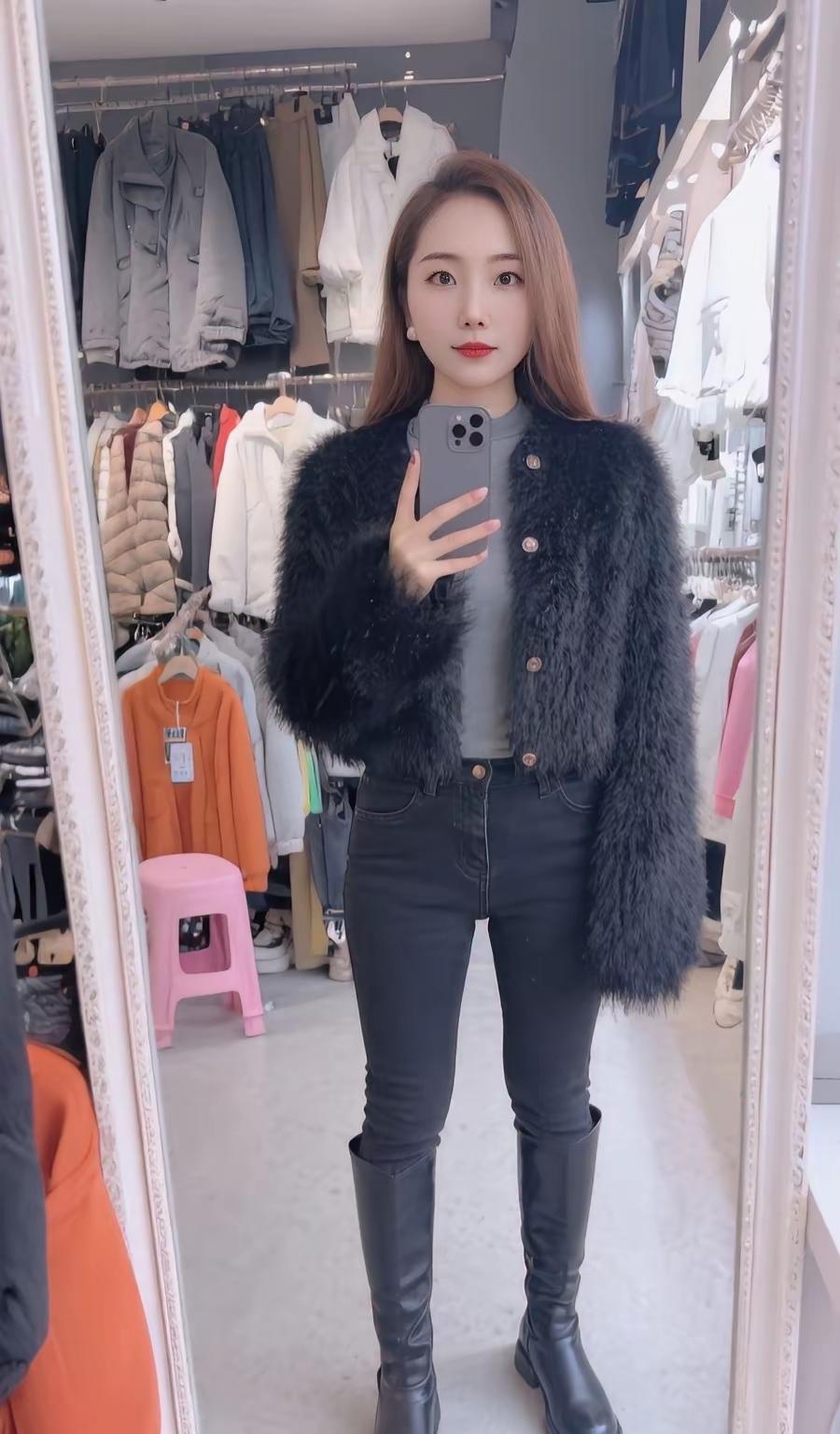 卖衣服的一天，对着镜子里看自己。卖衣服技巧拼单买衣服卖服装的小妈妈