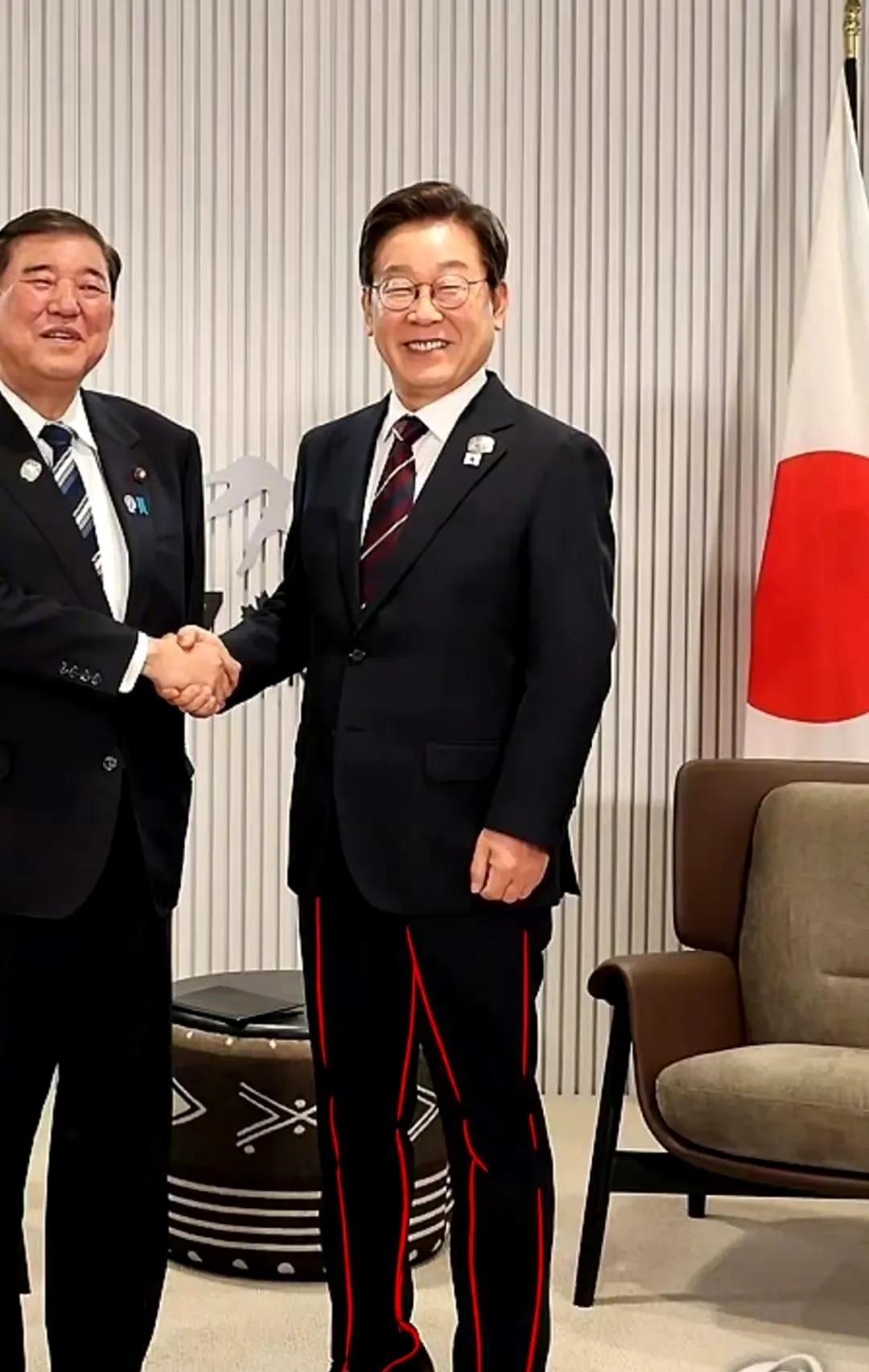 日本网友质疑韩国总统李在明和日本首相石破茂在加拿大G7峰会会谈时，李在明疑似穿了
