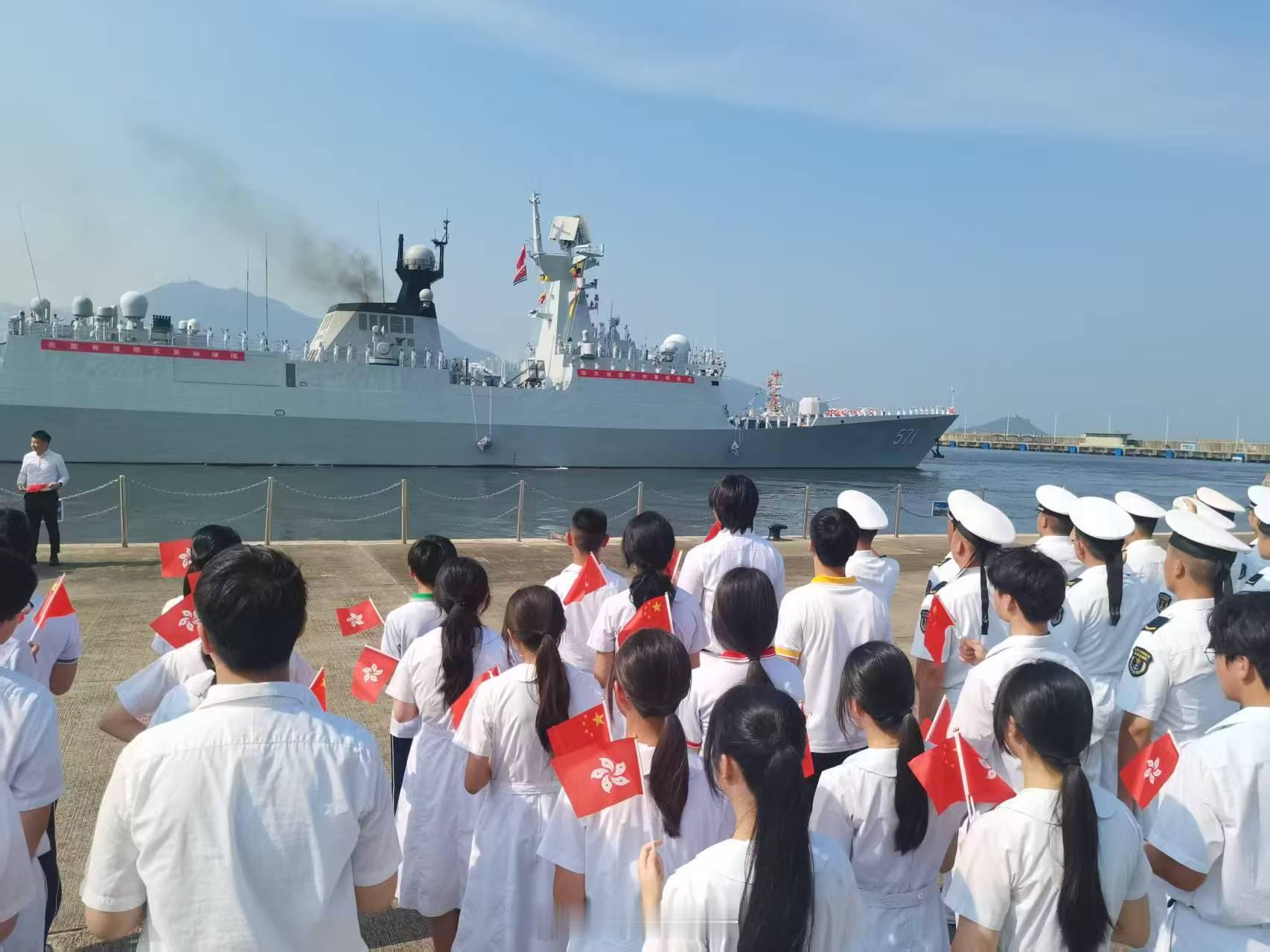山东舰航母编队离开香港【海军山东舰航母编队圆满结束访问活动离开香港】香港7月7日