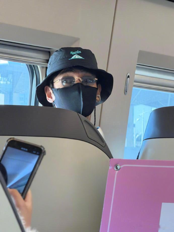 看完泷泷演唱会，回头就捡到一只朱一龙？！和“龙”字辈的缘分真是挡都挡不住！请问