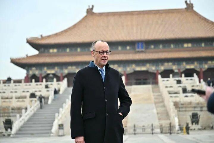 默茨这次访华变化确实挺大，就跟换了个人似的。当看到中国的繁荣景象和先进科技时，