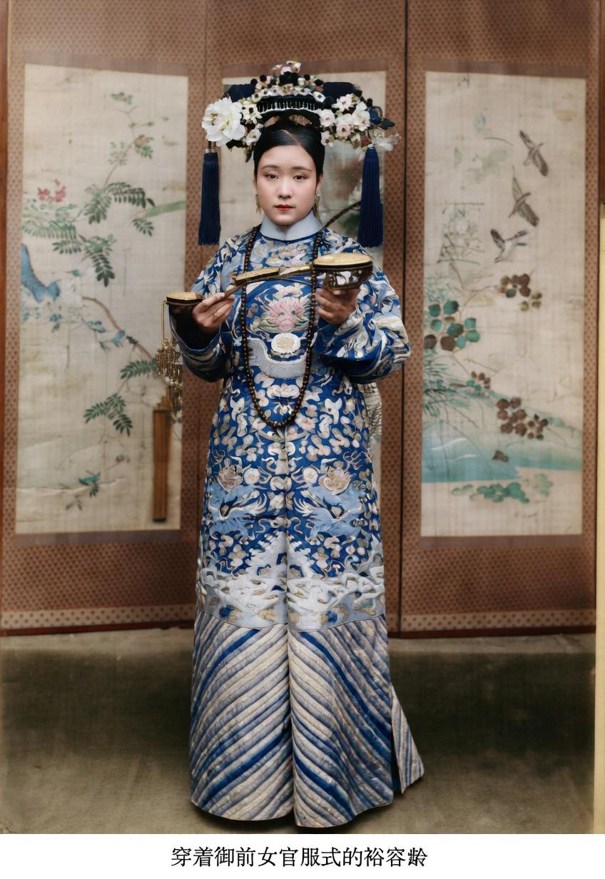 这是一张拍摄于清末宫廷的照片，图中手捧玉如意的女子是慈禧太后的御前女官、中国近现