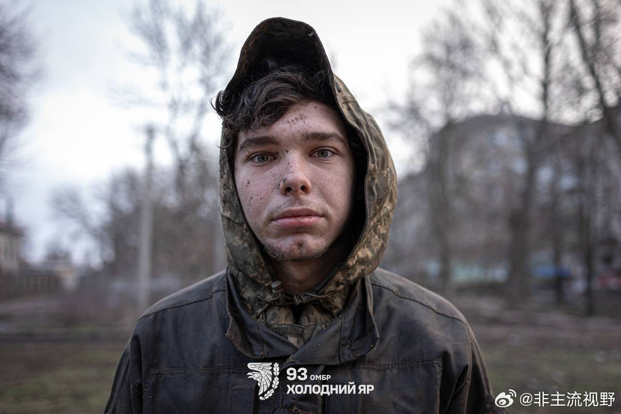 乌克兰武装部队第93旅的一个三人小组的更多照片，他们在乌克兰东部顿涅茨克的康斯坦