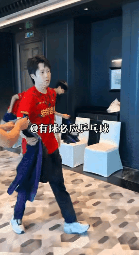 王楚钦上训第一天，魏桥开始拍公式照了！又看到有求必应大叔了，只要有乒超联赛，