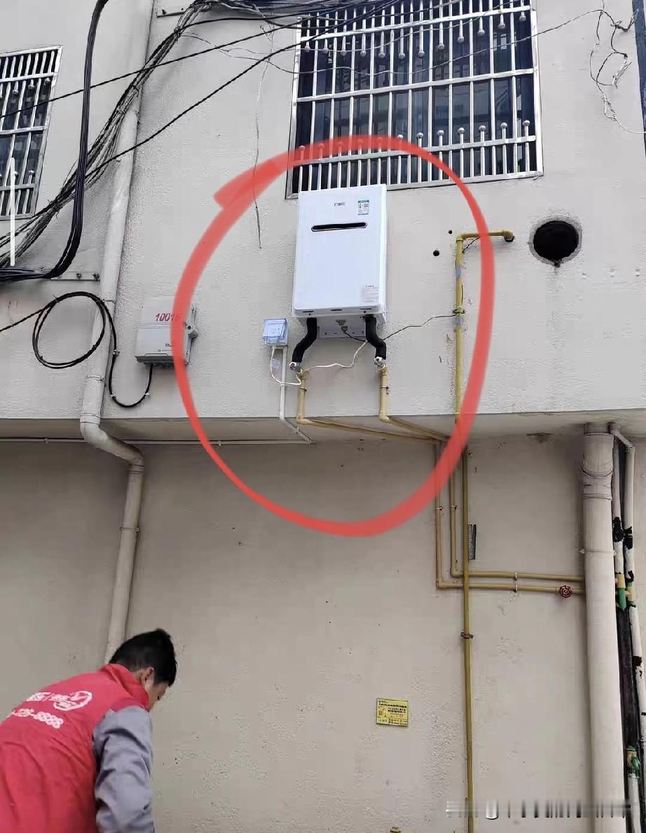 热水器都装外墙了？这到底是省钱还是玩命？邻居家把燃气热水器装在外面，直接给