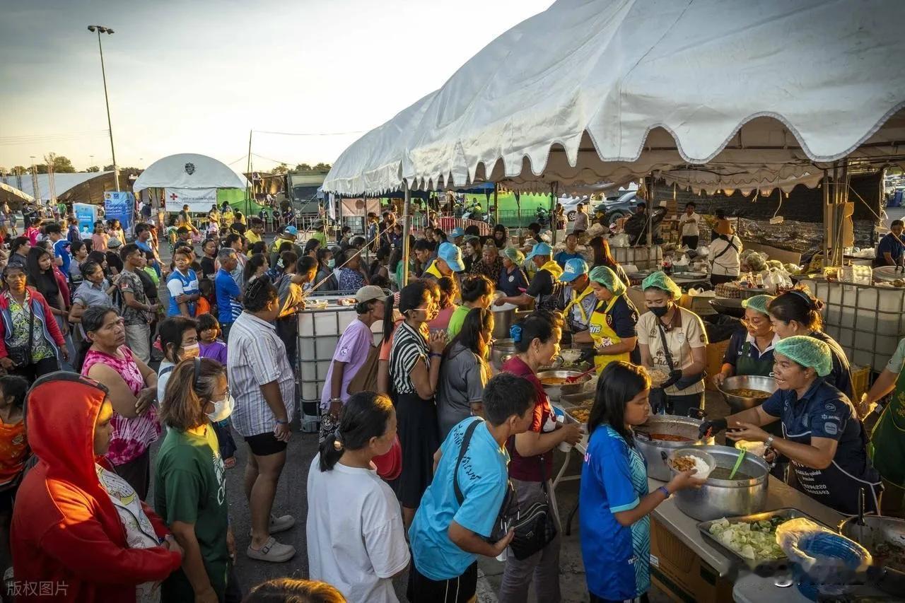 12月16日，柬埔寨媒体开始唱衰了，《高棉时报》说：泰国的入侵，引发了柬埔寨近5