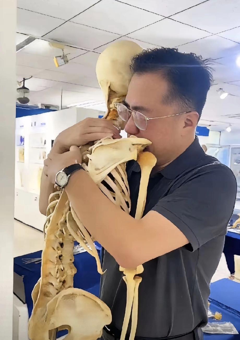 首都医科大学解剖厅里，韩炜医生抱着张金哲院士的骨骼标本哭了。不是演的，是真哭，肩