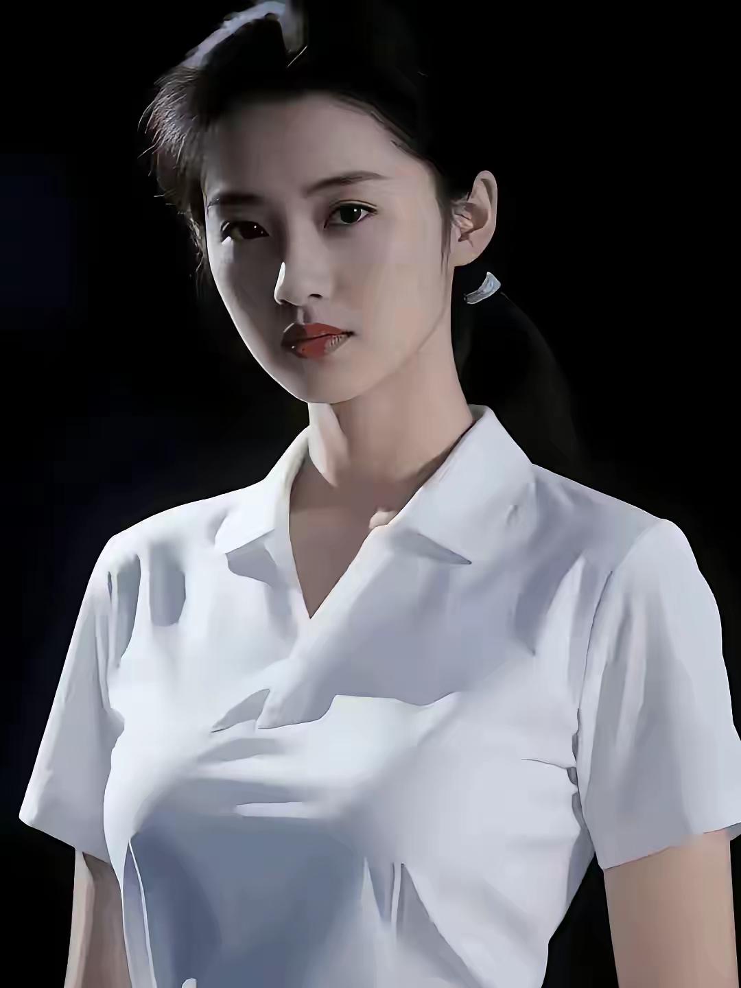 她确实比朱琳漂亮，比董卿有气质，人中极品龙凰。豫见董卿才情卓越女人女央