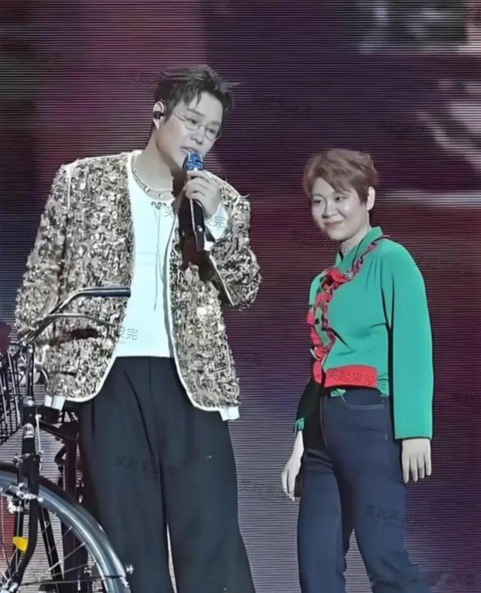 赵本山早就看透了沈春阳。她女儿出道，果然不简单。赵本山当年就说过，小沈阳的媳妇沈