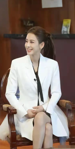 果然离婚是女人的第二次重生！离婚后的黄圣依，就像完全变了一个人，真是越来越明