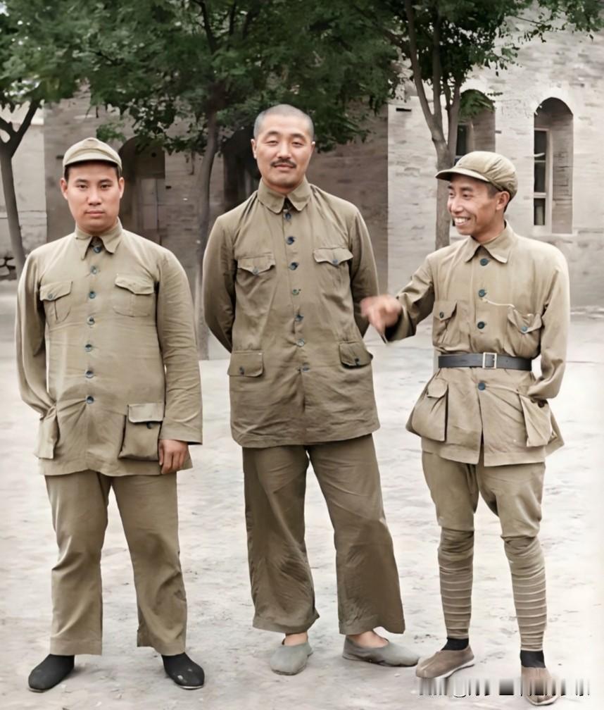 1937年抗战时期，贺龙元帅和两位独臂将军在陕西富平县庄里镇立诚中学院内的珍贵合