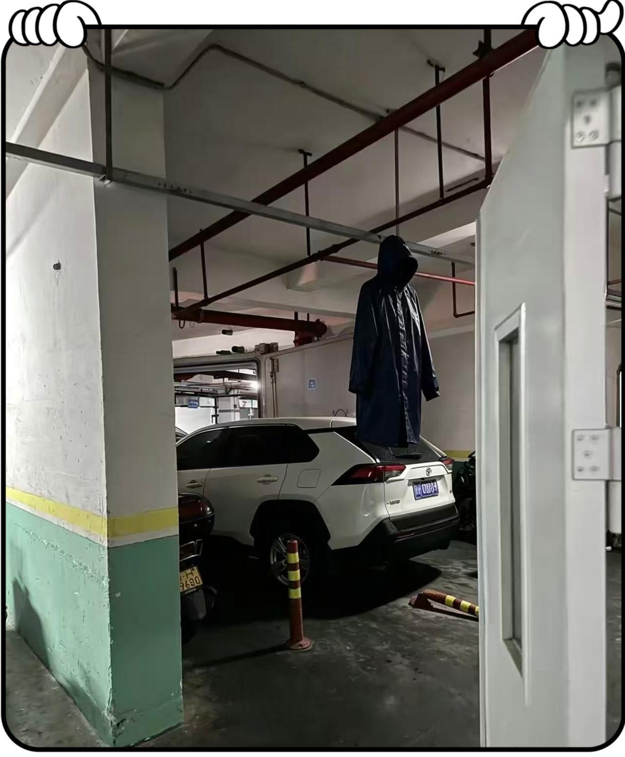 本来想省个晾衣架没想到直接给停车场加了点“氛围感”。车主：只是晾个雨衣，没别