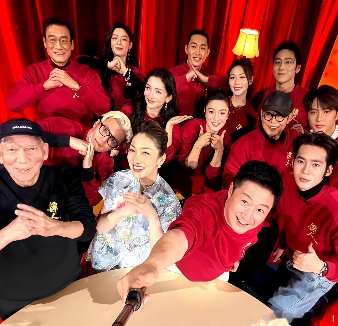 李连杰这张合照一亮出来，整个春节档的导演们怕是都睡不着觉了。一个收山多年的功夫皇