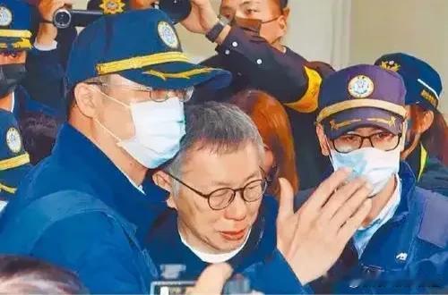 柯文哲关押一年泣诉"睡马桶旁"，妻子掩面泣：司法公正岂能成政治工具？朋友们