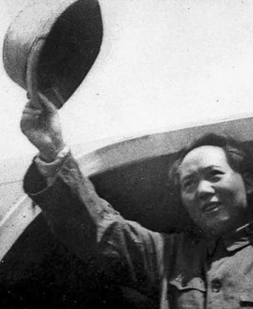 1945年，毛主席从重庆谈判回延安，一下飞机就病倒了，严重体虚、精力衰竭，大家怀