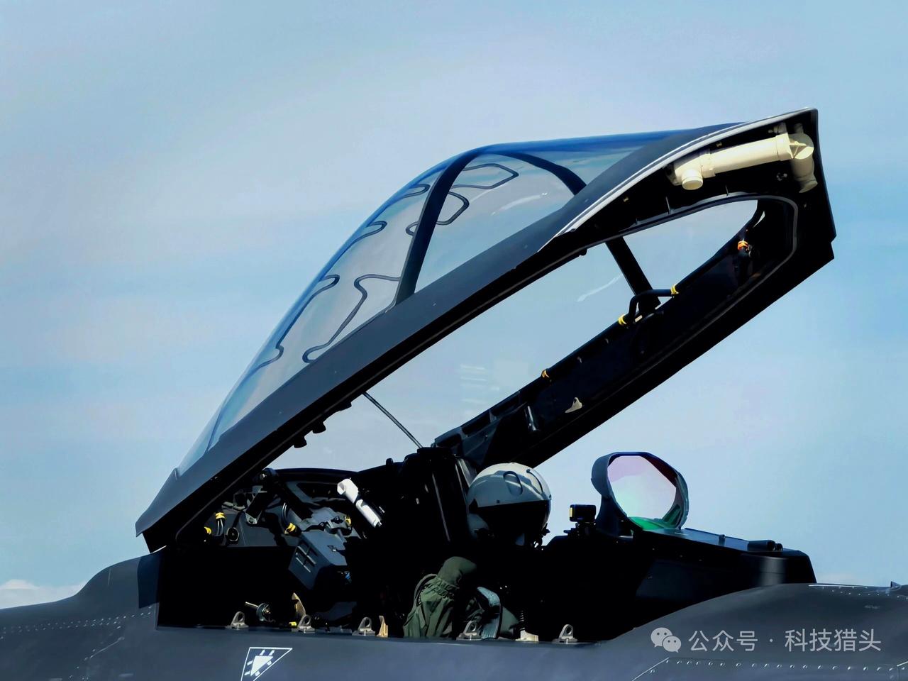 12月21日，据央视军事网站报道，“巨龙睁眼”，歼一20神秘的座舱盖首次在航展上