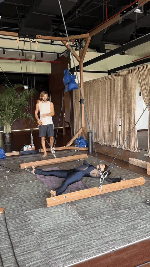 把美女的四肢绑起来，再给升起来！大伙知道这是干啥不？控制的艺术，每个动作都老重