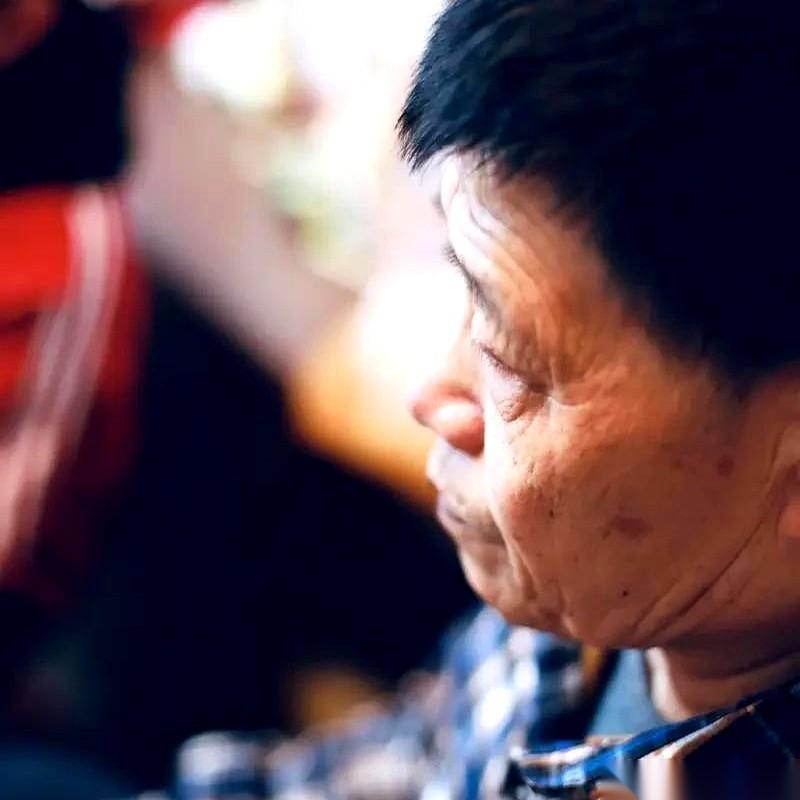 我八九岁那年，舅舅是真嫌弃我。因为我那时候是个混世魔王，只要我在场，他眉头就没