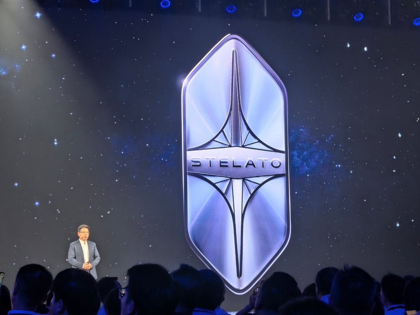 余总说，原本是希望鸿蒙智行做一个logo，五界一起用，但是不允许，所以鸿蒙智行设