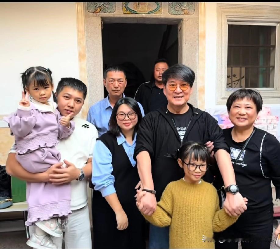 周华健一家真是太有爱的了！他的妻子康粹兰既优雅又接地气，二人恩恩爱爱多年。