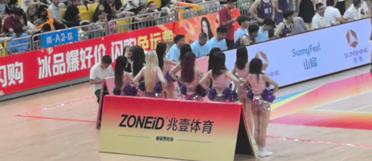 看她的裤子一直卡裆，好想去把她的裤子拔一下，
