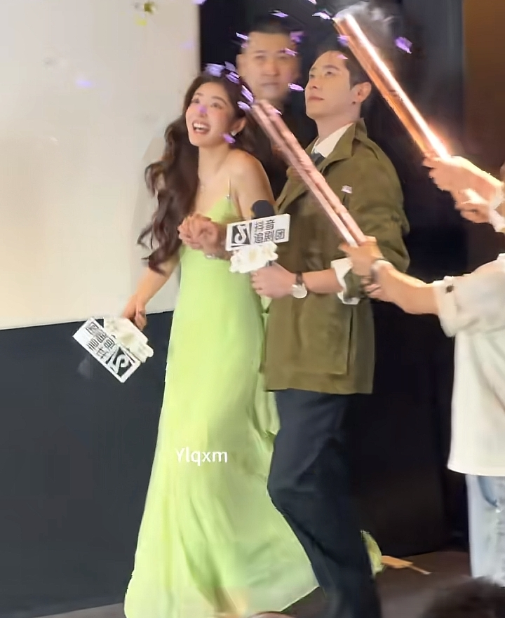 丞磊徐若晗牵手直接炸场！《玉簟秋》这波CP营业，观众嘴角根本压不住最近《玉簟秋》的线下宣传现场刚放出