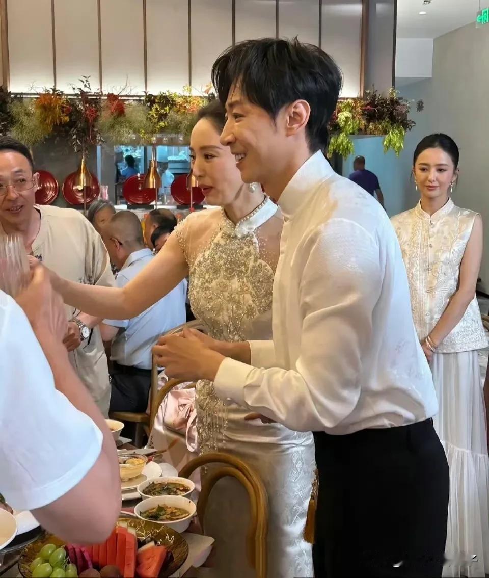董璇婚宴高清照！佟丽娅似乎不太开心的样子……7月17日，网上曝出董璇婚宴现场高