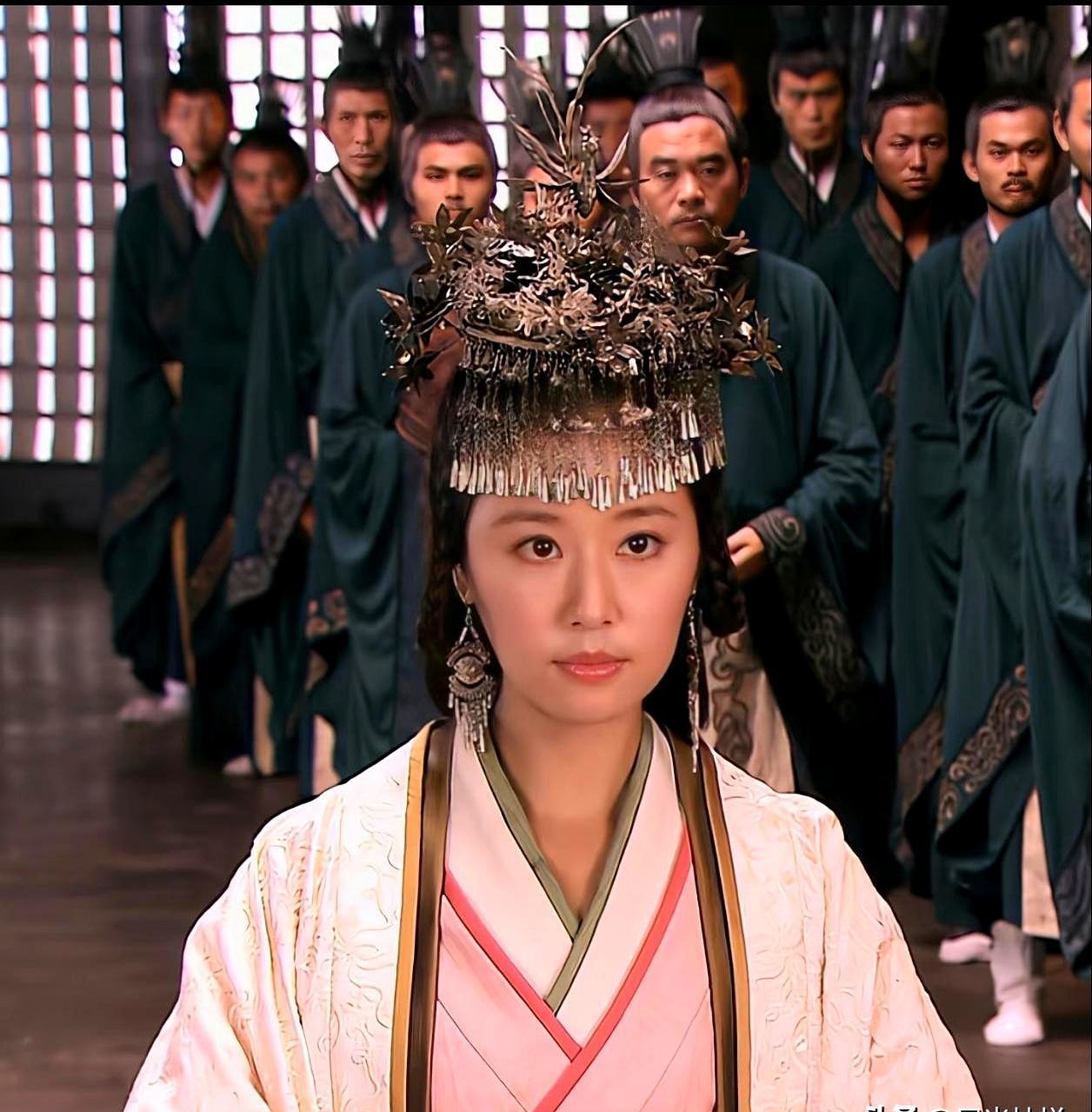 林心如拍《美人心计》时，脖子差点被压断——那顶“金凤冠”重五斤，一戴就是十小时，