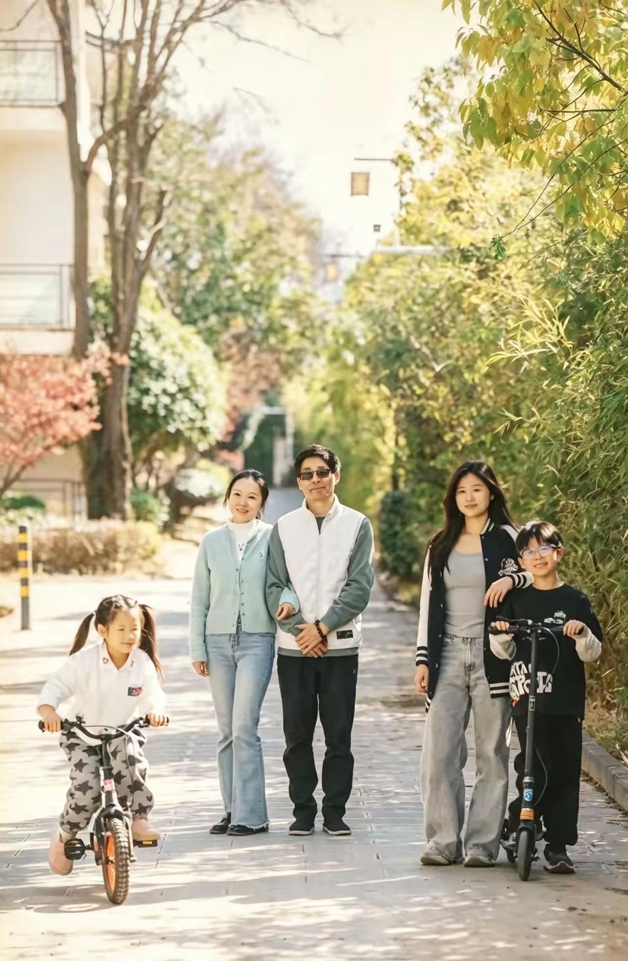 这对夫妻也是曾经前中央主持人，不知道有没有人还记得他们呢？