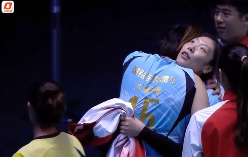 天津女排赢了河南，赛后却哭成一片！姑娘们久久不散场，抱在一起，场面感人到不行