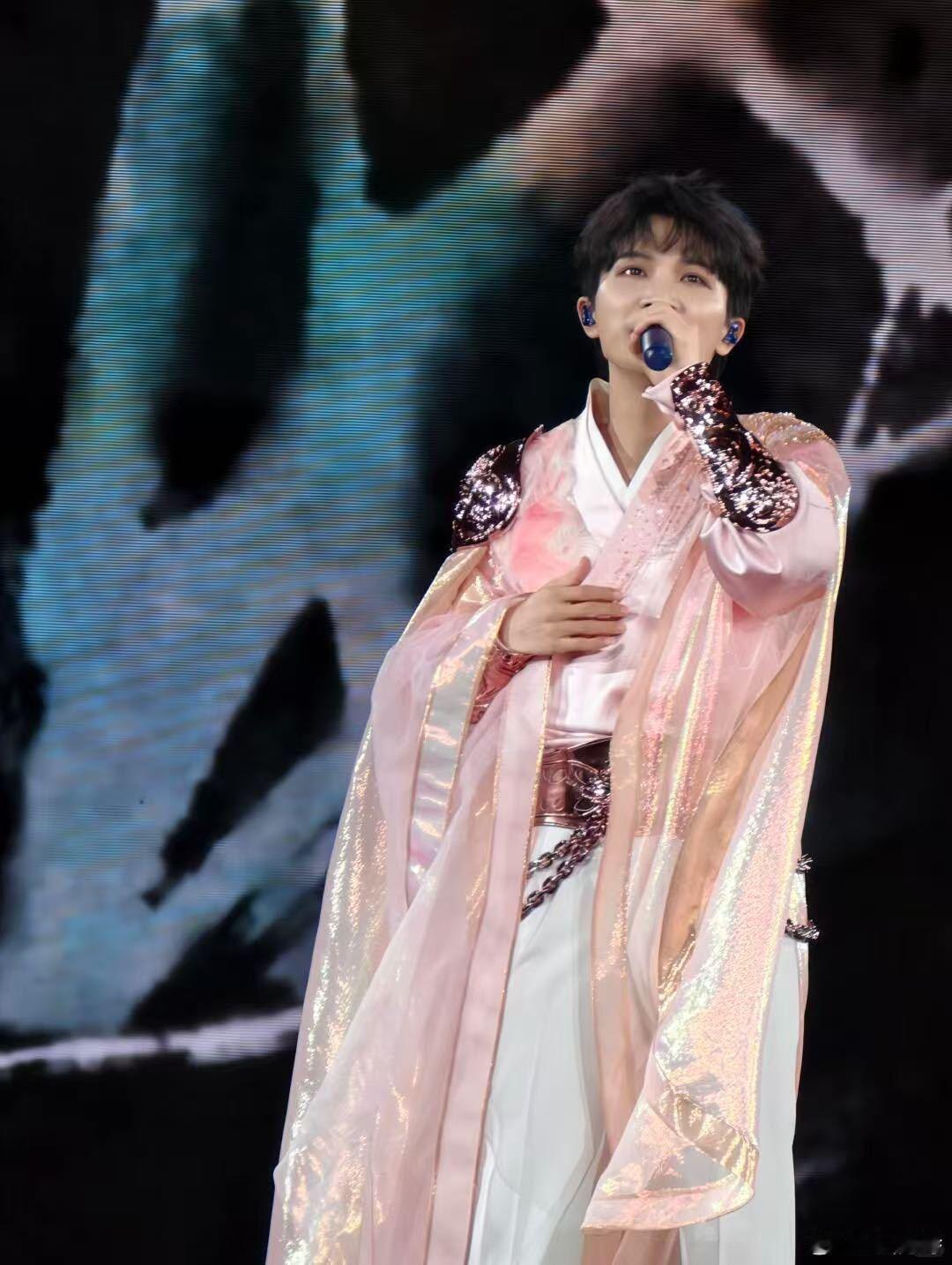 周深香港上座率周深香港跨年演唱会亲眼见证周深香港演唱会爆满盛况，上座率直接拉满