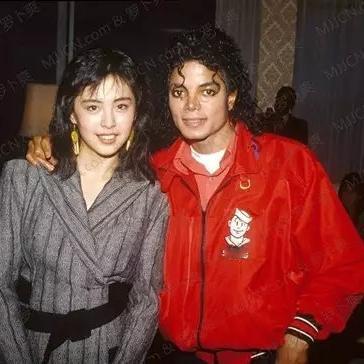 1987年，王祖贤与迈克尔·杰克逊相遇，留下了这张弥足珍贵的罕见合影，镜头里，迈