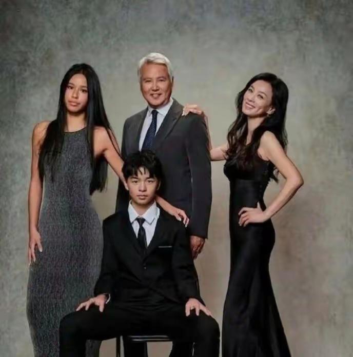 张庭的全家福！我小时候真的看了很多张婷演的电视剧有花姑子，有小丸子好多深入人心的